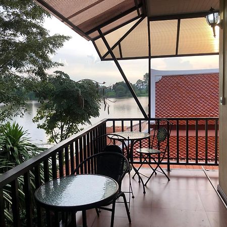 Ruen Thai Ban Rim Nam Kamphaeng Phet Exteriör bild