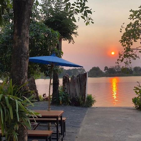 Ruen Thai Ban Rim Nam Kamphaeng Phet Exteriör bild
