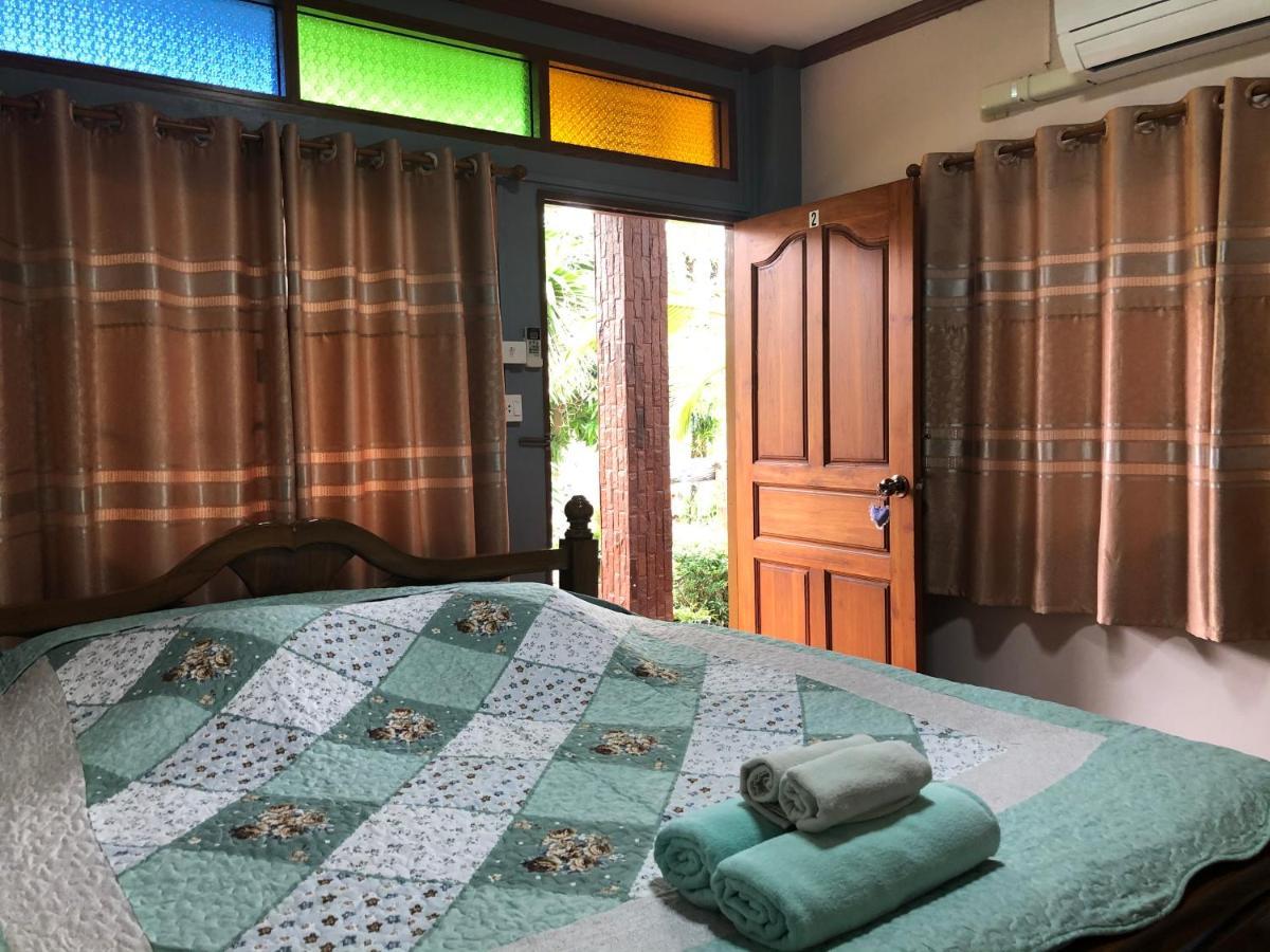 Ruen Thai Ban Rim Nam Kamphaeng Phet Exteriör bild