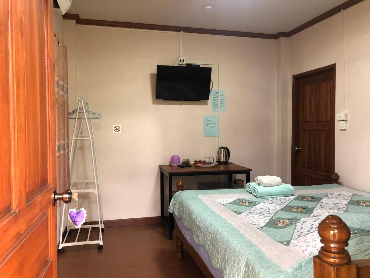 Ruen Thai Ban Rim Nam Kamphaeng Phet Exteriör bild
