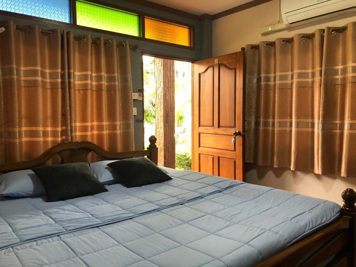 Ruen Thai Ban Rim Nam Kamphaeng Phet Exteriör bild