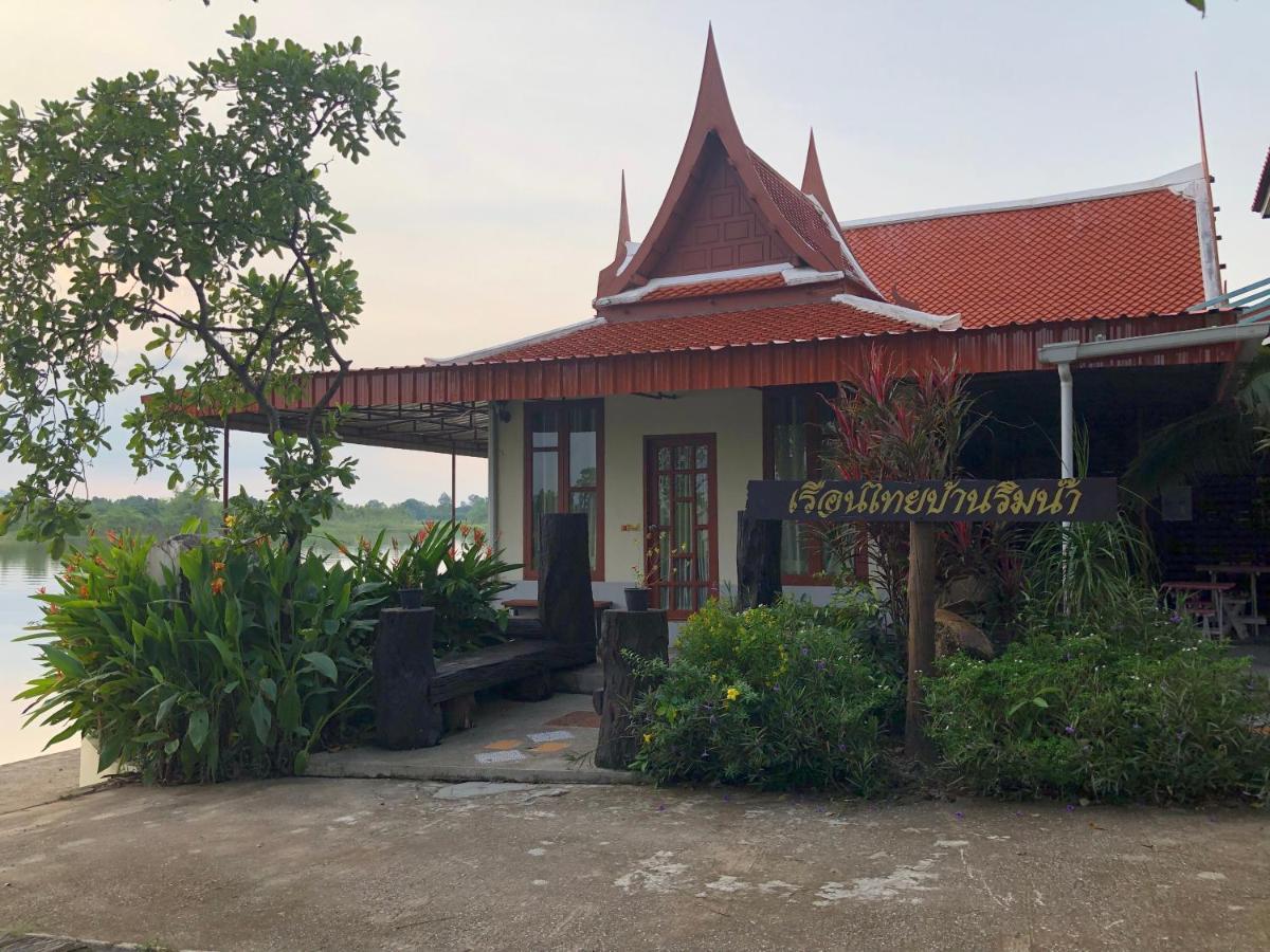 Ruen Thai Ban Rim Nam Kamphaeng Phet Exteriör bild