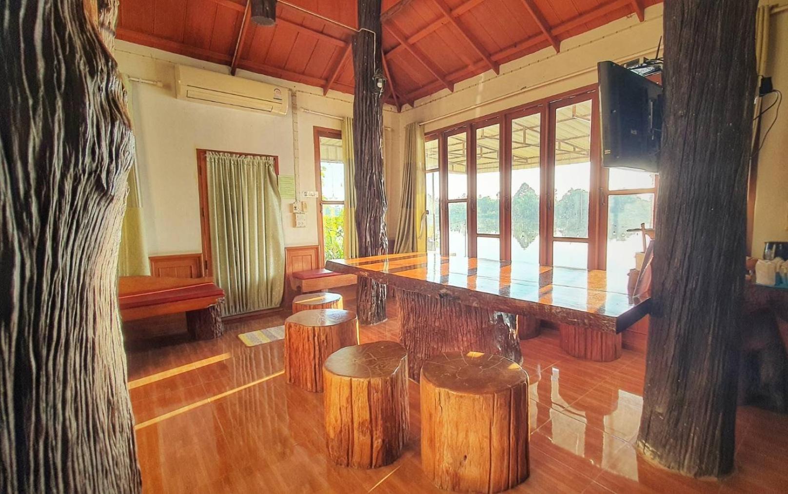 Ruen Thai Ban Rim Nam Kamphaeng Phet Exteriör bild