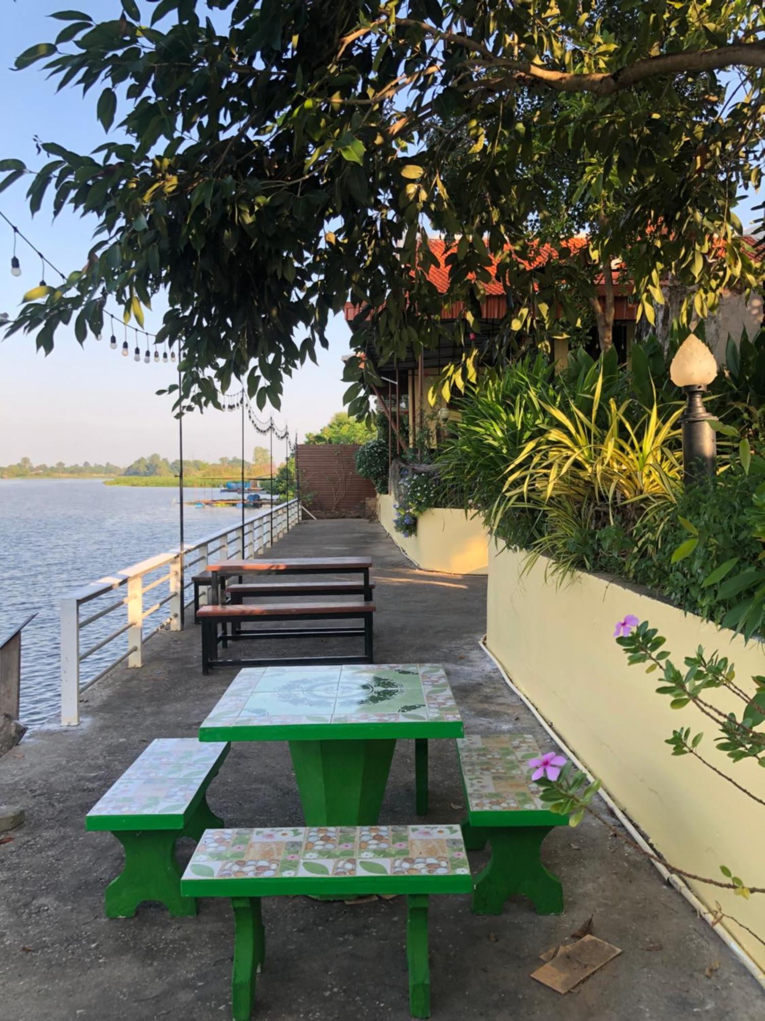Ruen Thai Ban Rim Nam Kamphaeng Phet Exteriör bild