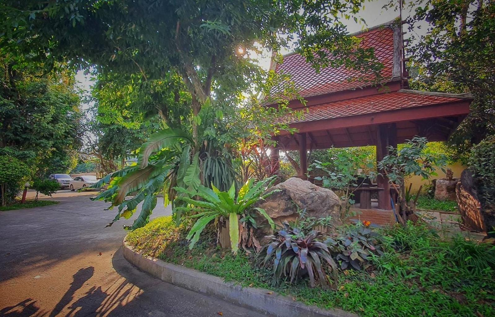 Ruen Thai Ban Rim Nam Kamphaeng Phet Exteriör bild