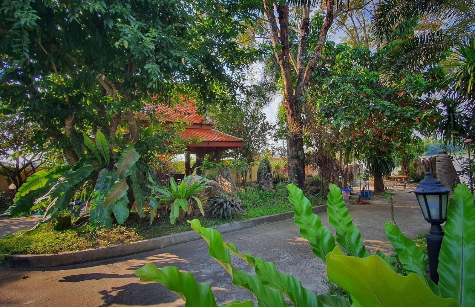 Ruen Thai Ban Rim Nam Kamphaeng Phet Exteriör bild