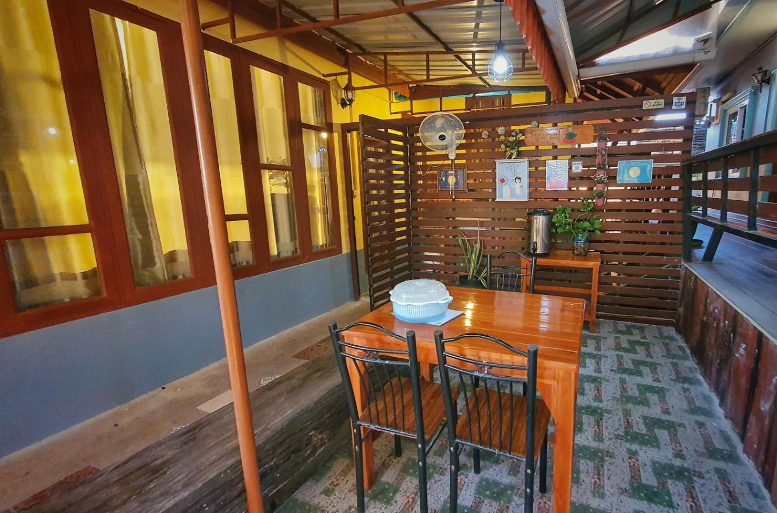 Ruen Thai Ban Rim Nam Kamphaeng Phet Exteriör bild