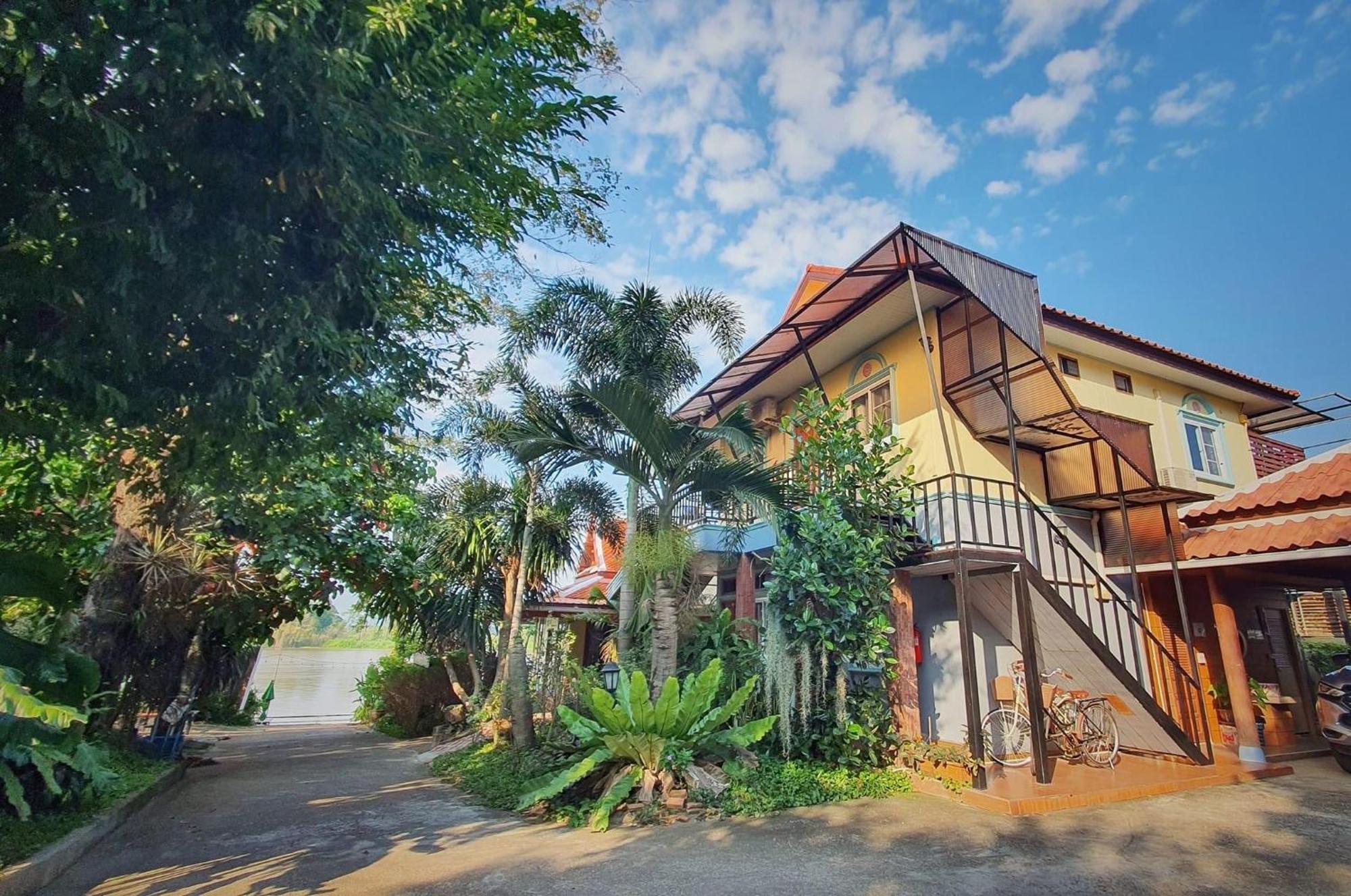 Ruen Thai Ban Rim Nam Kamphaeng Phet Exteriör bild