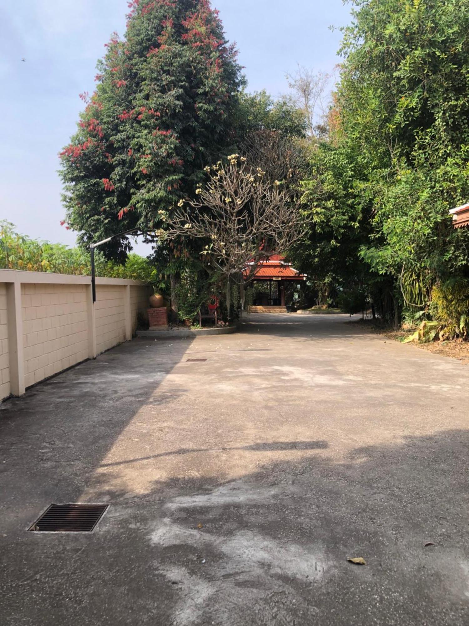 Ruen Thai Ban Rim Nam Kamphaeng Phet Exteriör bild