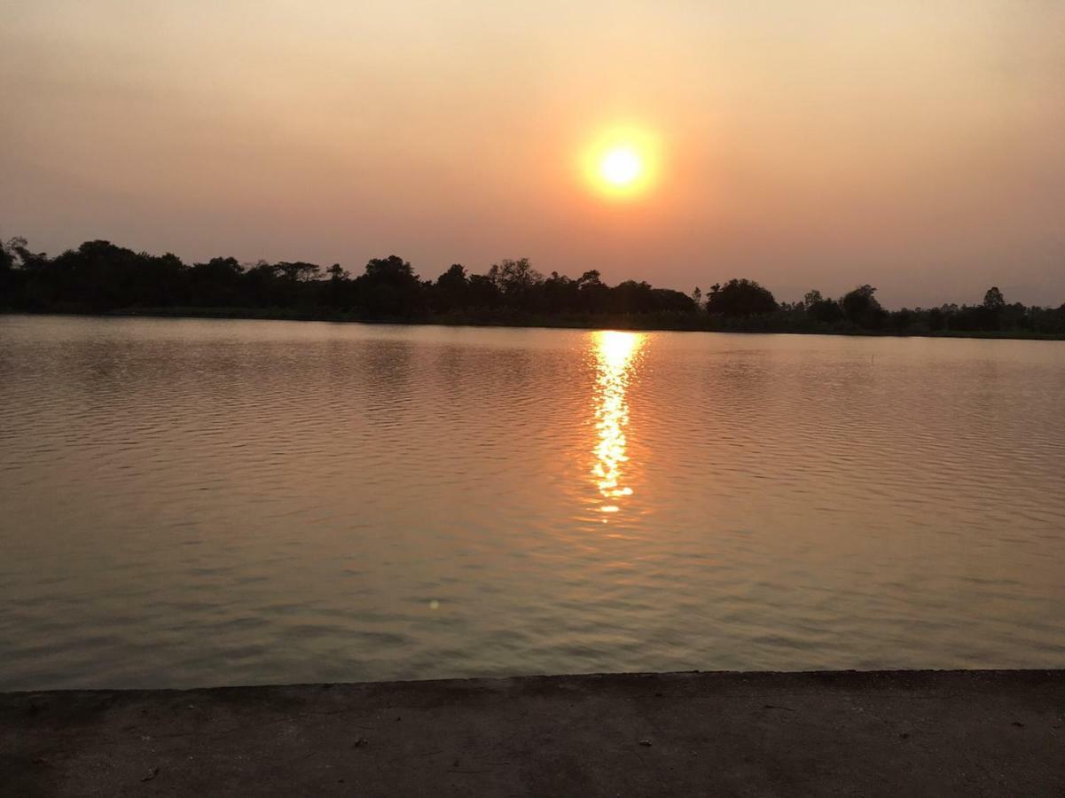 Ruen Thai Ban Rim Nam Kamphaeng Phet Exteriör bild