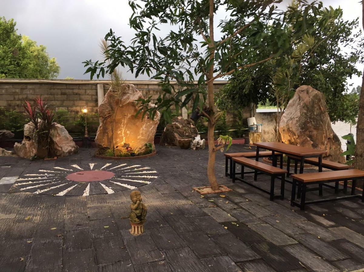 Ruen Thai Ban Rim Nam Kamphaeng Phet Exteriör bild