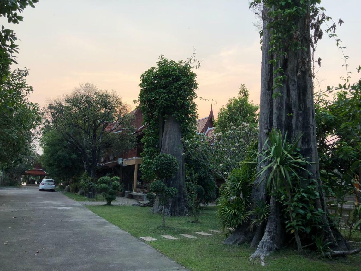 Ruen Thai Ban Rim Nam Kamphaeng Phet Exteriör bild
