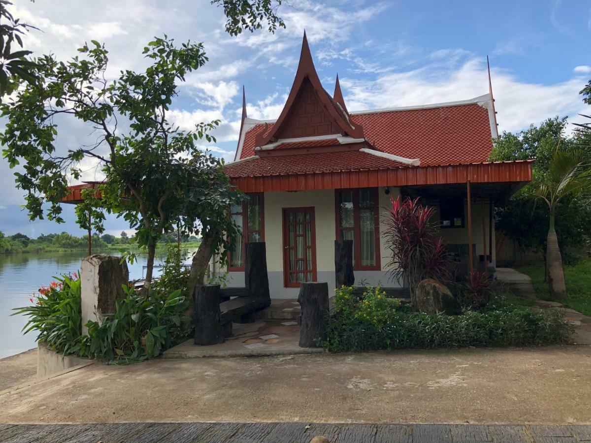 Ruen Thai Ban Rim Nam Kamphaeng Phet Exteriör bild