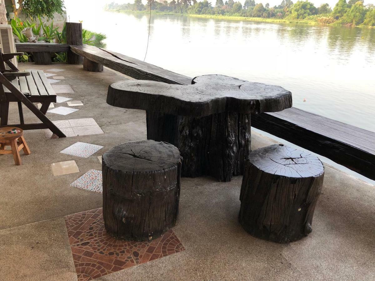 Ruen Thai Ban Rim Nam Kamphaeng Phet Exteriör bild