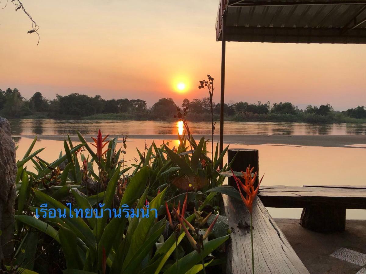 Ruen Thai Ban Rim Nam Kamphaeng Phet Exteriör bild