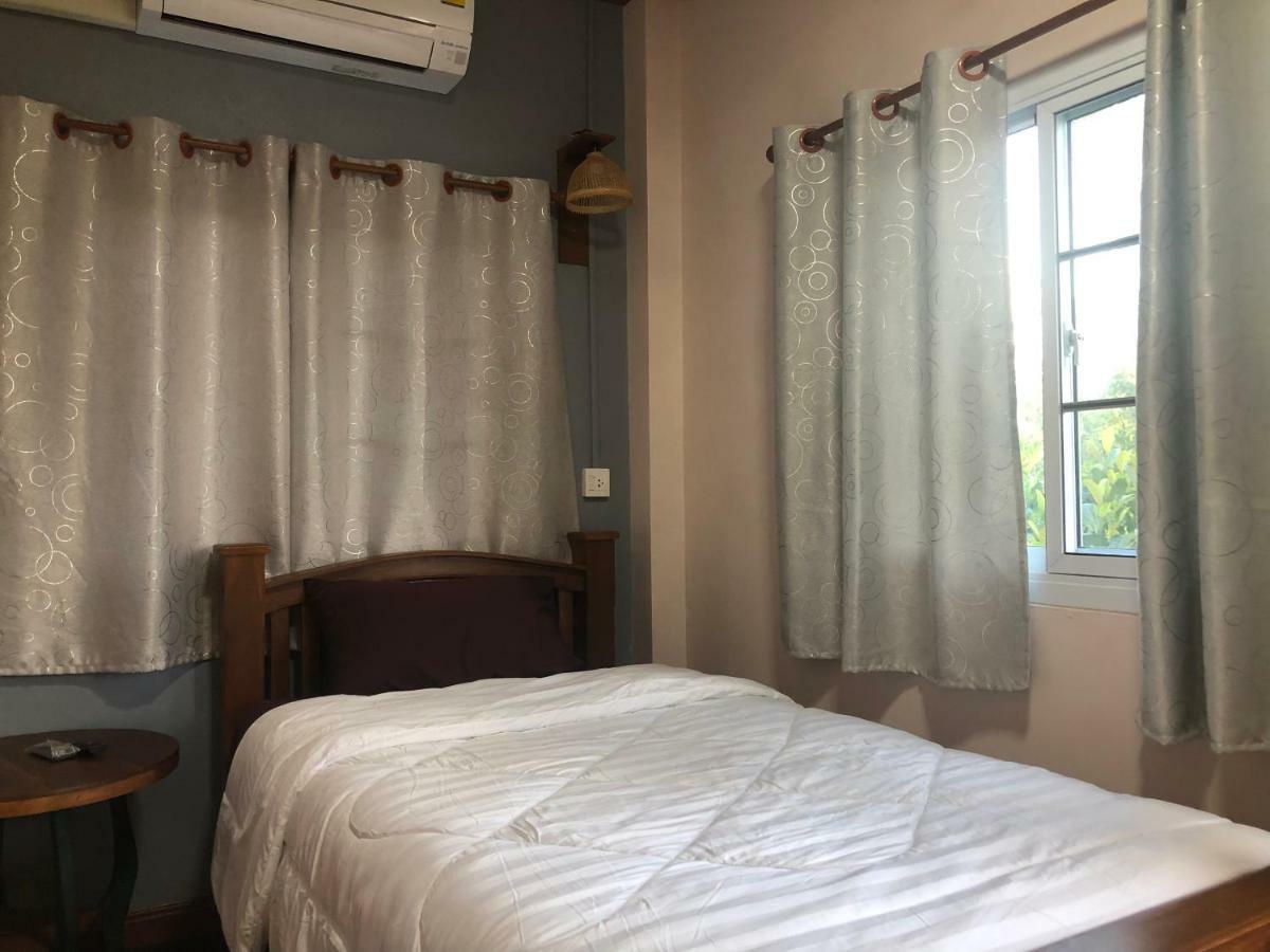 Ruen Thai Ban Rim Nam Kamphaeng Phet Exteriör bild