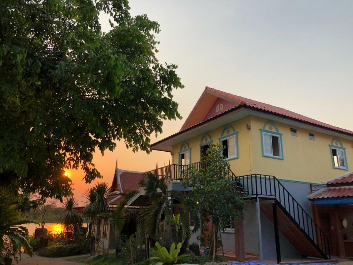 Ruen Thai Ban Rim Nam Kamphaeng Phet Exteriör bild