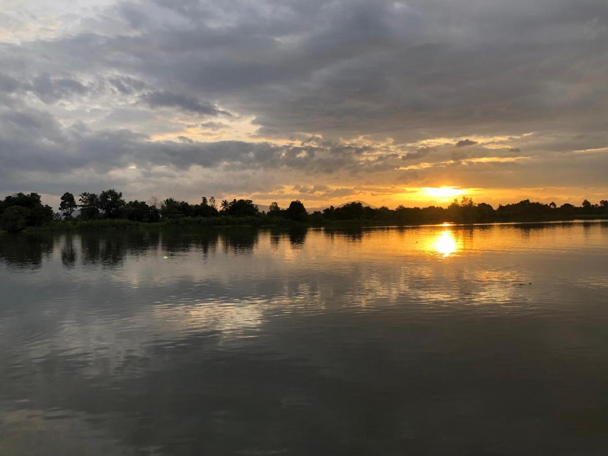 Ruen Thai Ban Rim Nam Kamphaeng Phet Exteriör bild