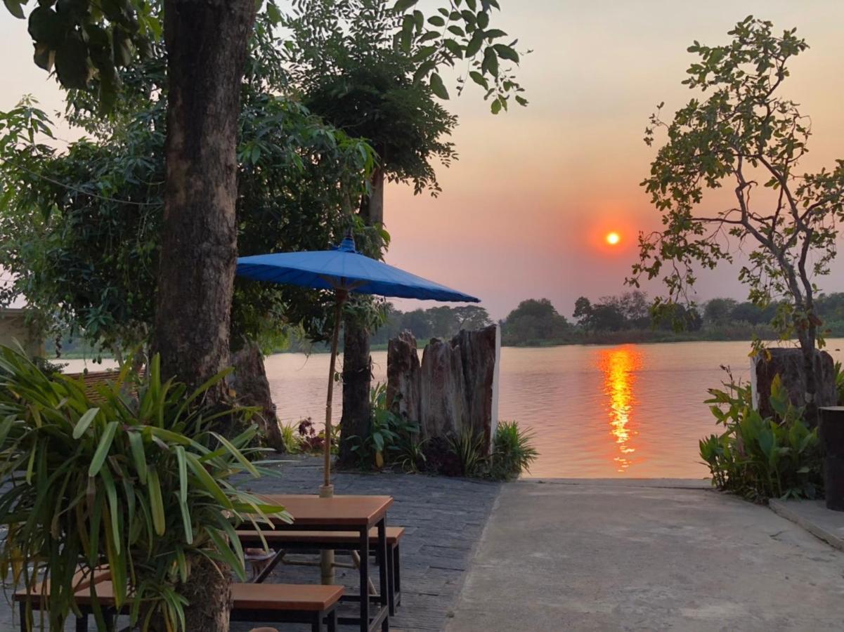 Ruen Thai Ban Rim Nam Kamphaeng Phet Exteriör bild