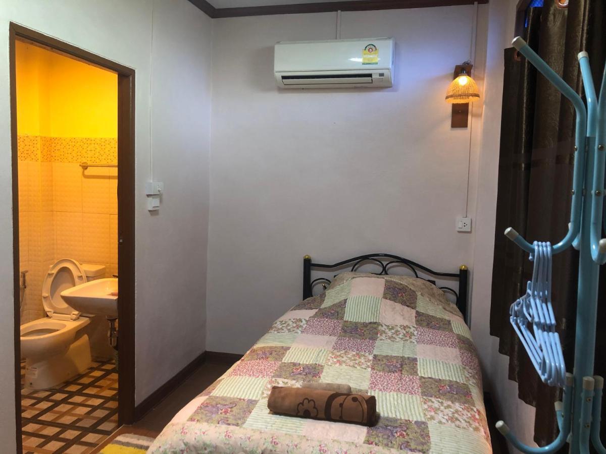Ruen Thai Ban Rim Nam Kamphaeng Phet Exteriör bild