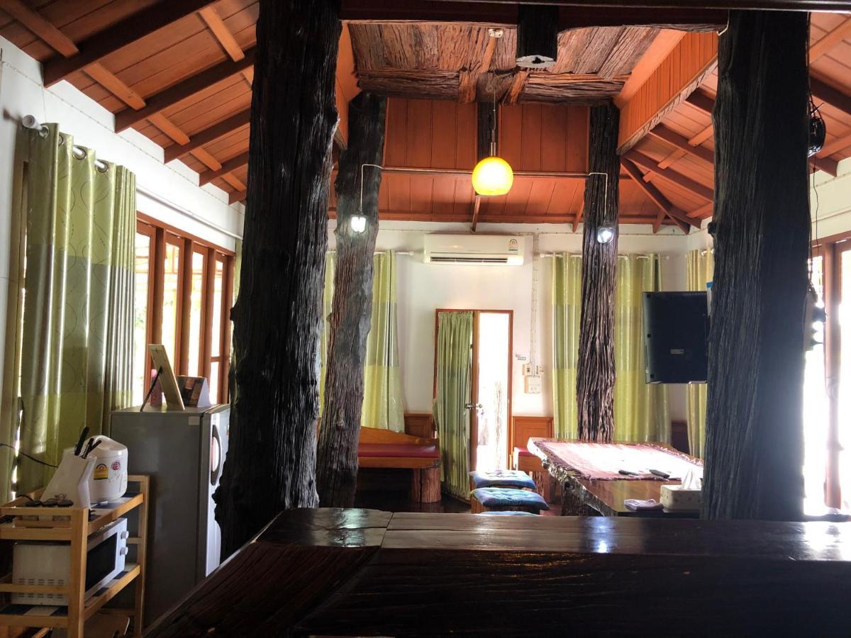 Ruen Thai Ban Rim Nam Kamphaeng Phet Exteriör bild