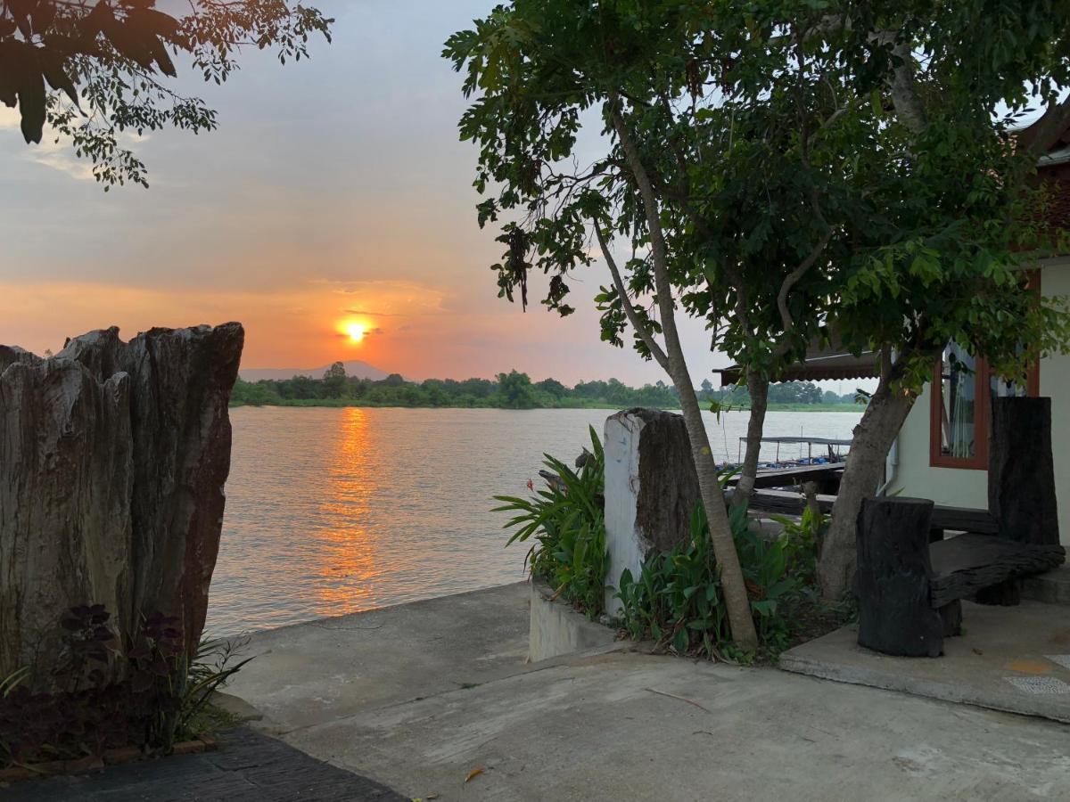 Ruen Thai Ban Rim Nam Kamphaeng Phet Exteriör bild